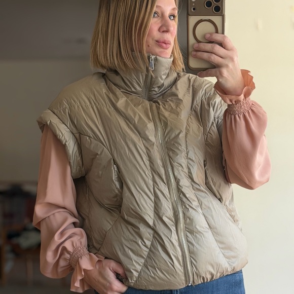 Coco + Carmen Jackets & Blazers - NWT Coco + Carmen Tan Gold Oversized Puffer Vest Size XS (XS-M) Full Zip Pockets